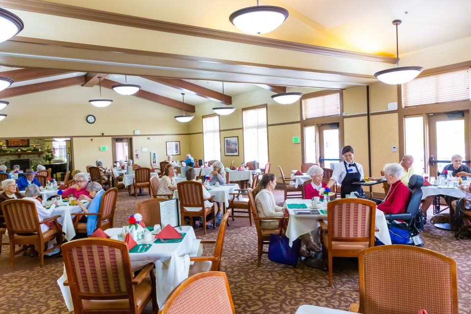 Residents eating dinner in the dining room